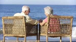Seniorenpaar am Strand im vertrauten Gespräch